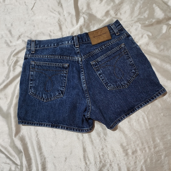 Calvin Klein Dark Wash Mid Rise 3" Inseam Blue Jean Denim Shorts - Picture 2 of 10